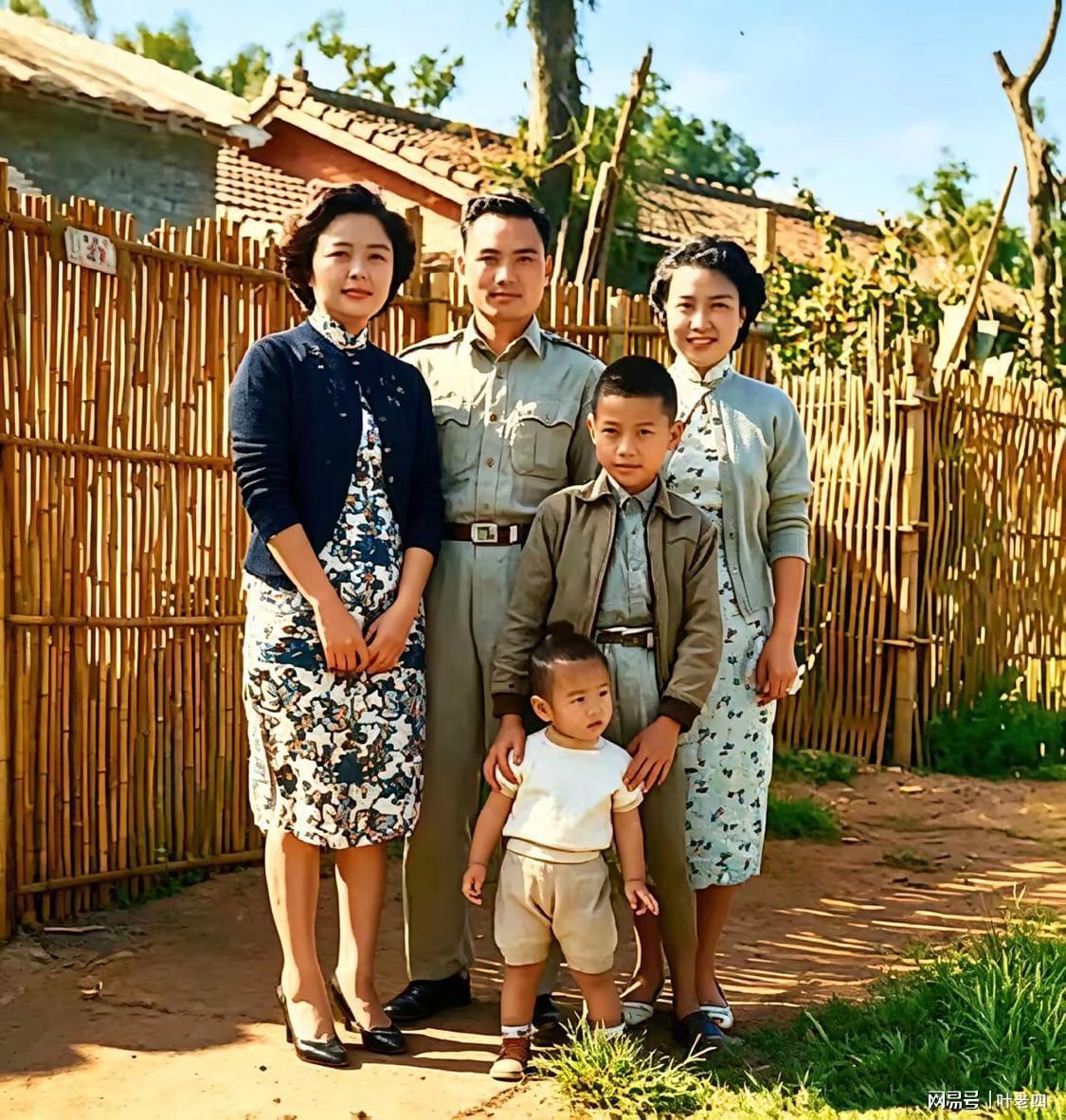 开云官方-郑丽文和家人的一张合影，时间是1971年，地点是眷村。